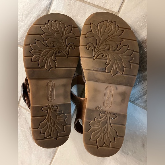 Gorgeous bronze sandals by Sofft - Picture 3 of 3